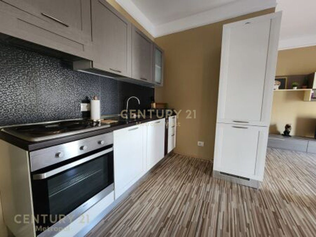 JEPET ME QIRA APARTAMENT 2+1  PRANE MYSLYM SHYRIT !