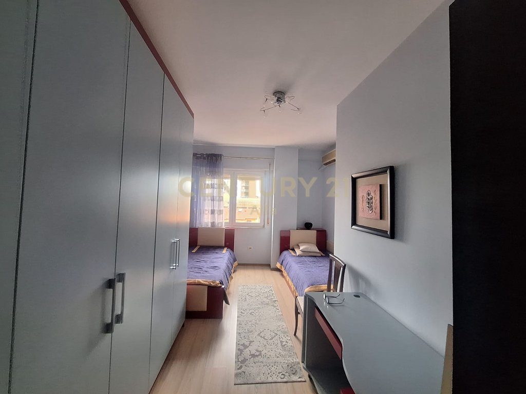 Qira apartament 2+1 me parkim  tek Rruga e Barrikadave (përballë shkollës “Sami Frashëri”)