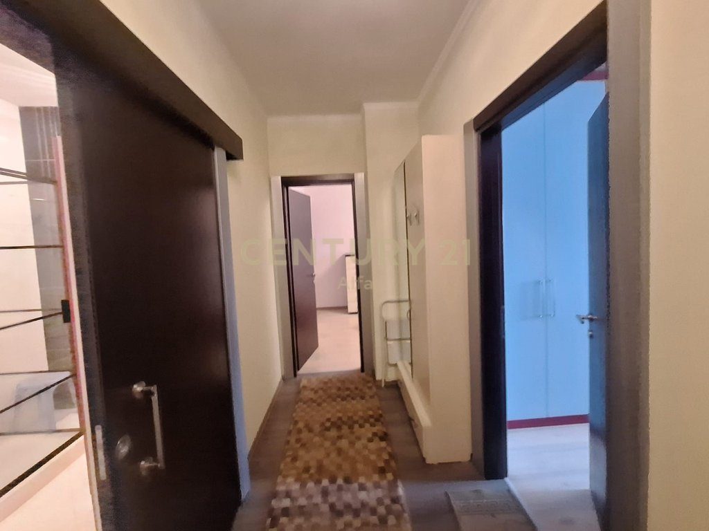 Qira apartament 2+1 me parkim  tek Rruga e Barrikadave (përballë shkollës “Sami Frashëri”)