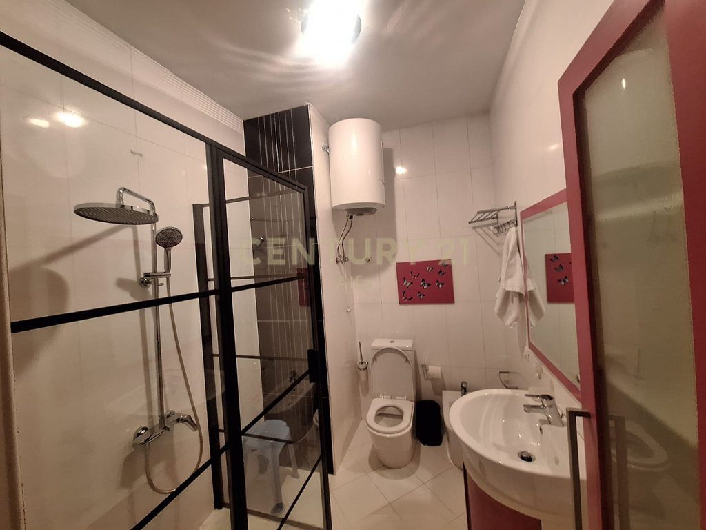 Qira apartament 2+1 me parkim  tek Rruga e Barrikadave (përballë shkollës “Sami Frashëri”)