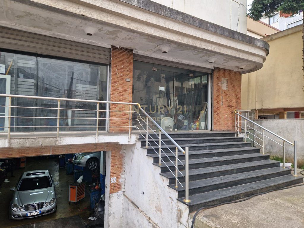 SHITET AMBIENT KOMERCIAL PRANË KUPOLES – MUNDËSI INVESTIMI