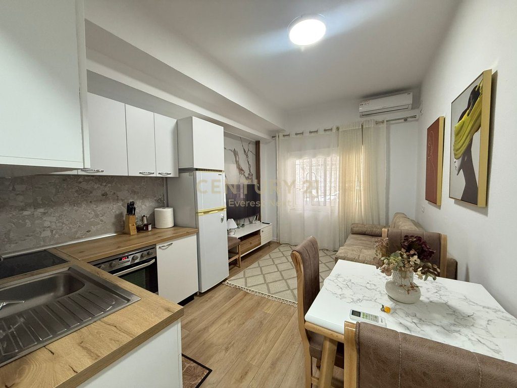 Jepet me Qira Apartament 1+1 prane Petroninit