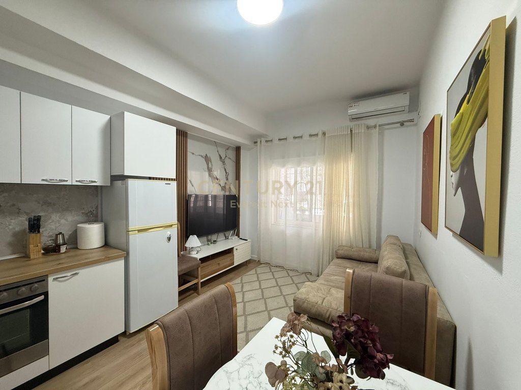 Jepet me Qira Apartament 1+1 prane Petroninit