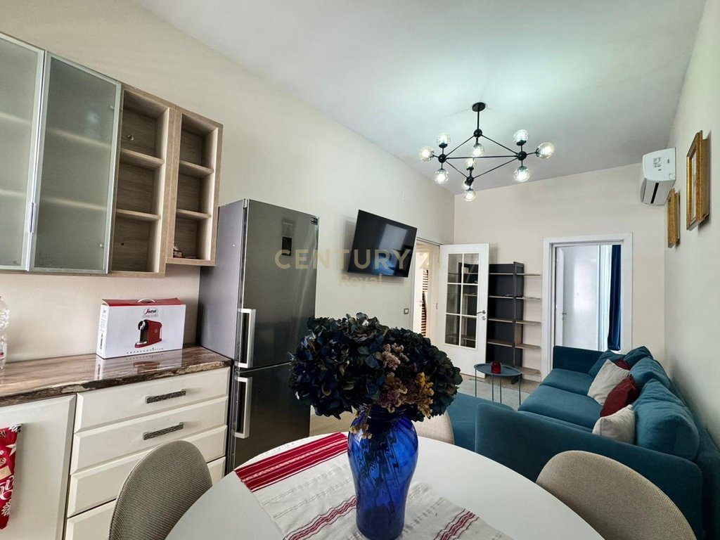 Apartament 2+1 me qira në Rrugën e  Barrikadave, Tiranë - 800€ | 75 m²