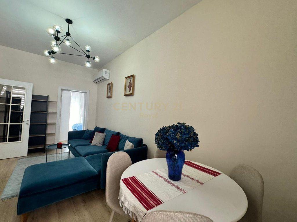 Apartament 2+1 me qira në Rrugën e  Barrikadave, Tiranë - 800€ | 75 m²