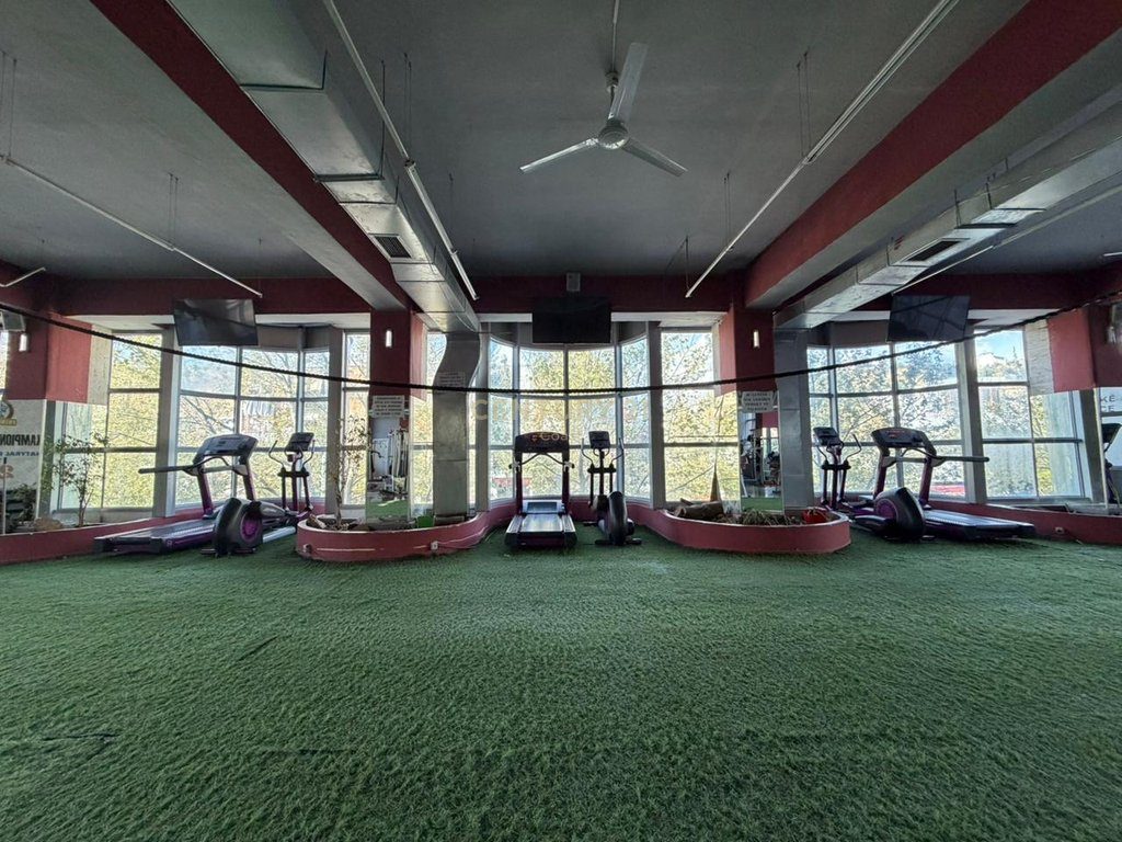 Ambjent komercial për shitje – Kat i dytë, 685 m², te kryqezimi Rinia