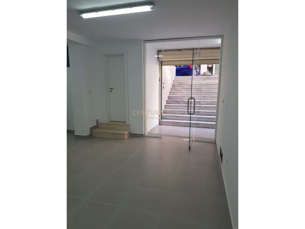 Ambient Komercial per Shitje tek Komuna e Parisit