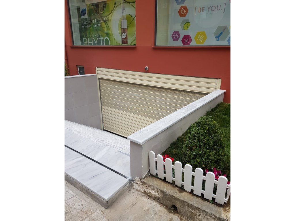 Ambient Komercial per Shitje tek Komuna e Parisit