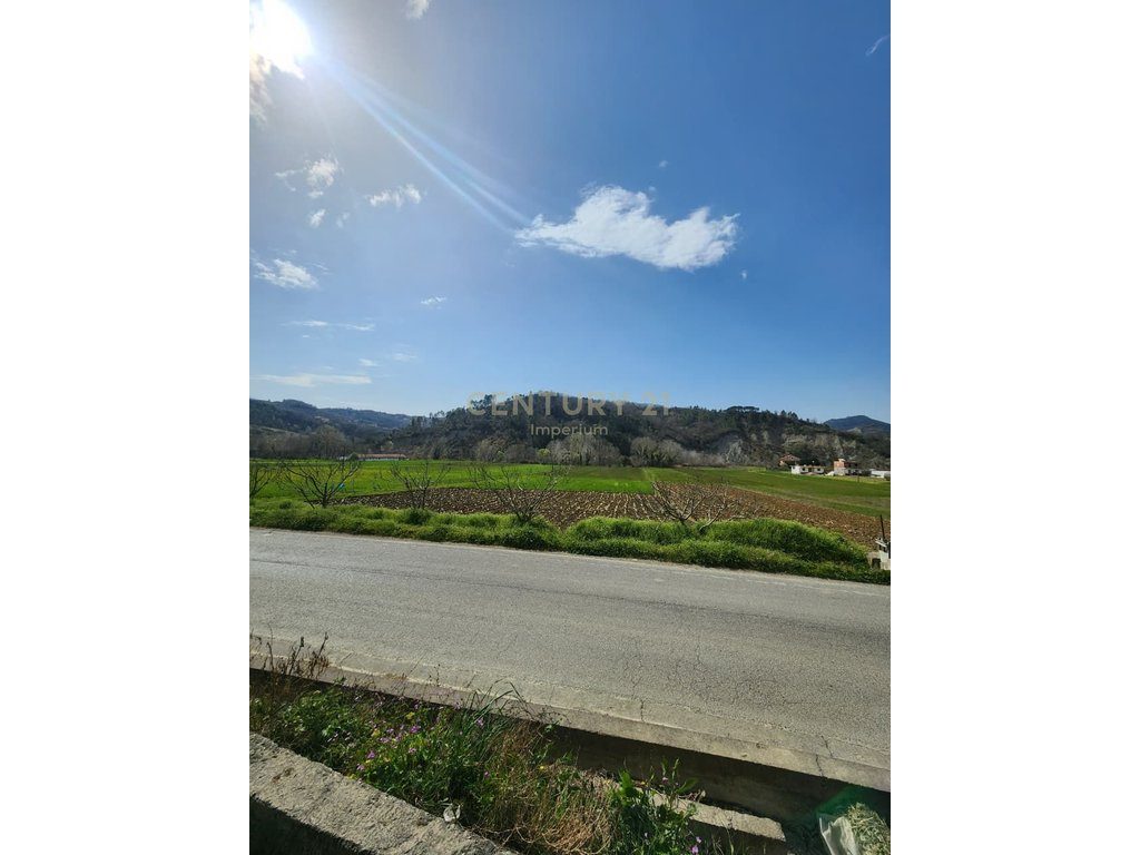 Tokë për Shitje buze rruge në Maknor Peze Helmes  e Tiranës - 337,500€ | 3750 m²