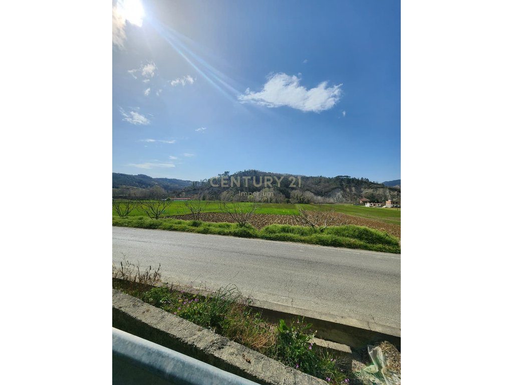 Tokë për Shitje buze rruge në Maknor Peze Helmes  e Tiranës - 337,500€ | 3750 m²
