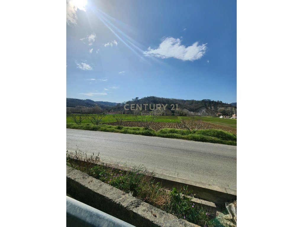 Tokë për Shitje buze rruge në Maknor Peze Helmes  e Tiranës - 337,500€ | 3750 m²