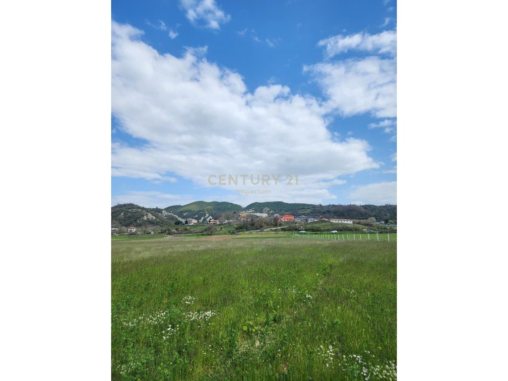 Tokë për Shitje buze rruge në Maknor Peze Helmes  e Tiranës - 337,500€ | 3750 m²