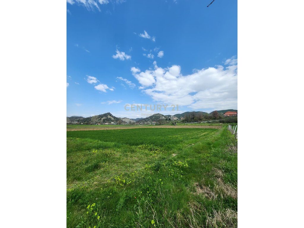 Tokë për Shitje buze rruge në Maknor Peze Helmes  e Tiranës - 337,500€ | 3750 m²
