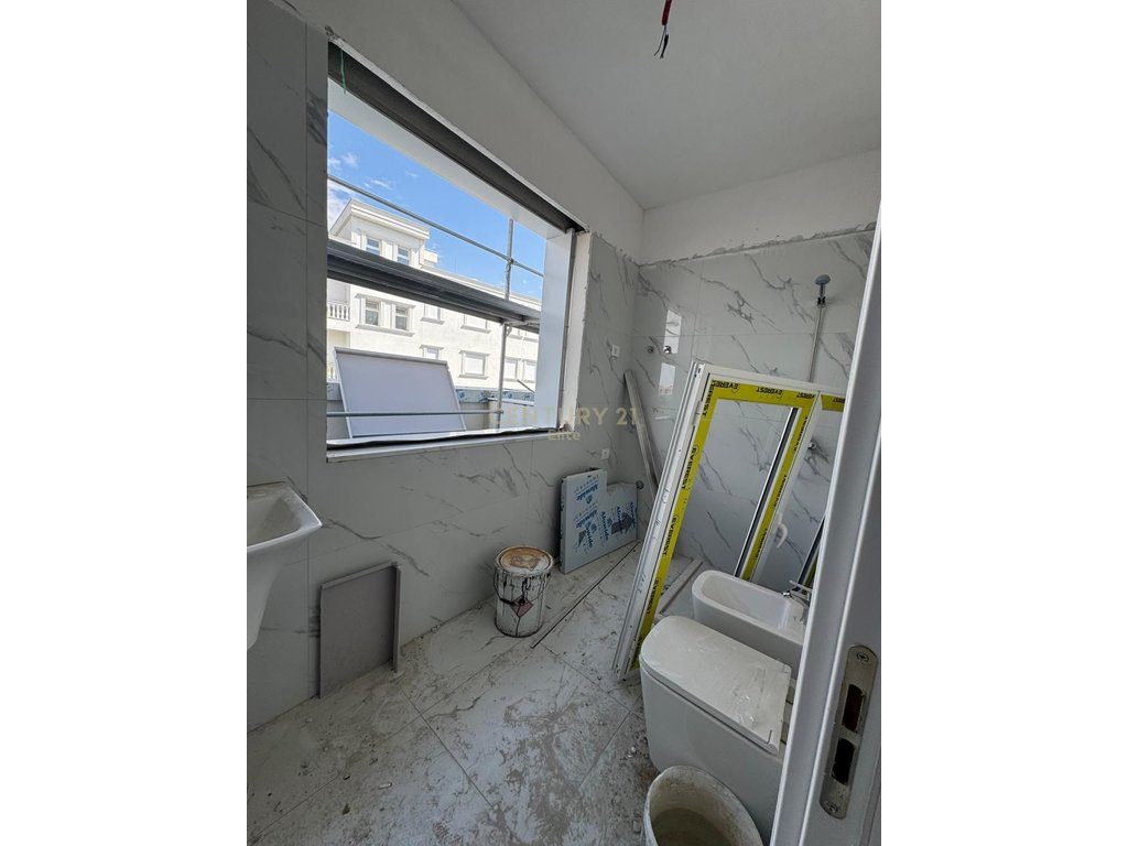 Shitet Apartament 1+1+Verandë në Kompleksin White Power, Kamez Qendër, Tiranë