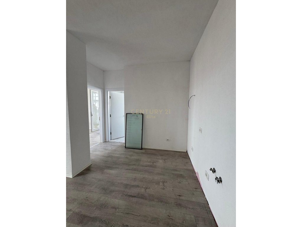 Shitet Apartament 1+1+Verandë në Kompleksin White Power, Kamez Qendër, Tiranë