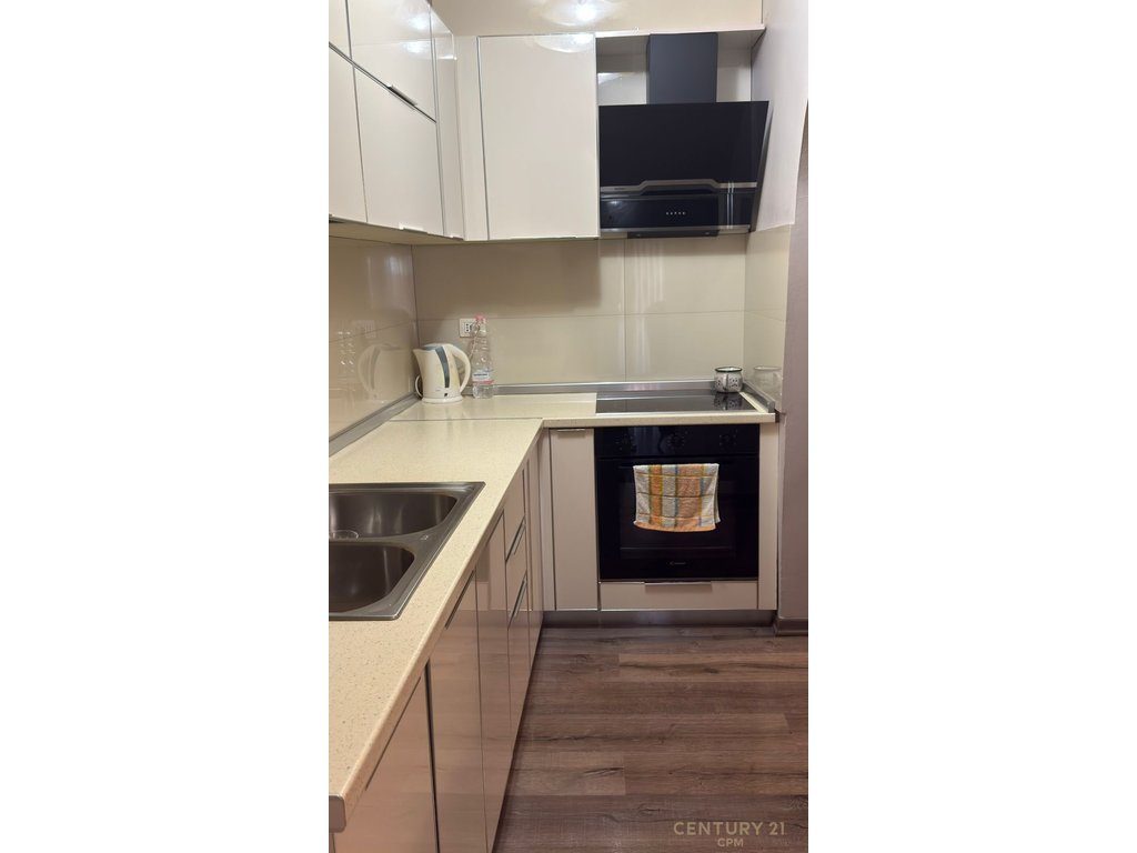 Shitet apartament 2+1+2 tek Rruga Naim Frasheri