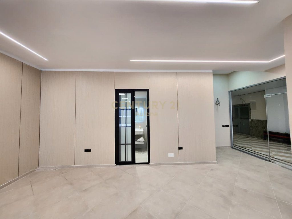Njësi Moderne për Shitje pranë Bulevardit Kryesor, Vlorë