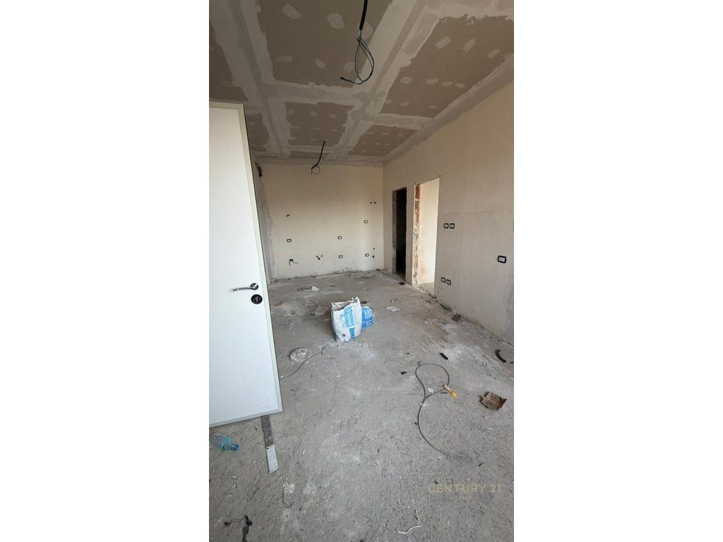 Apartament 1+1 per shitje tek Rr.Kavajes!