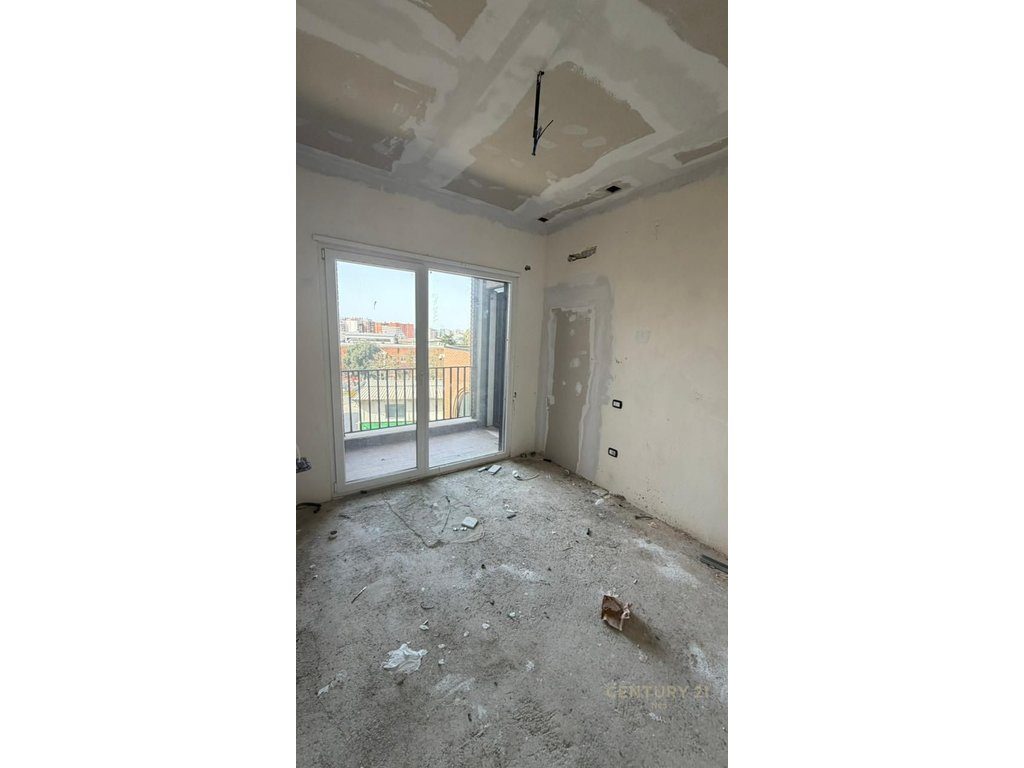 Apartament 1+1 per shitje tek Rr.Kavajes!