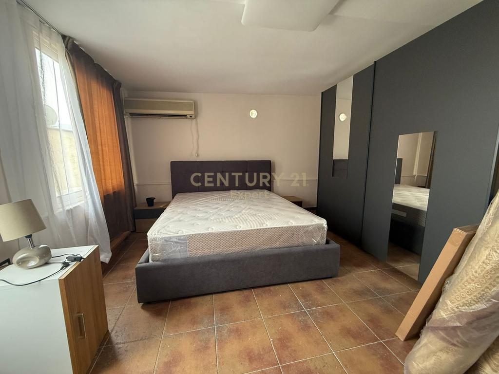 TRIPLEX PËR SHITJE NË RRUGËN E DURRËSIT, TIRANË