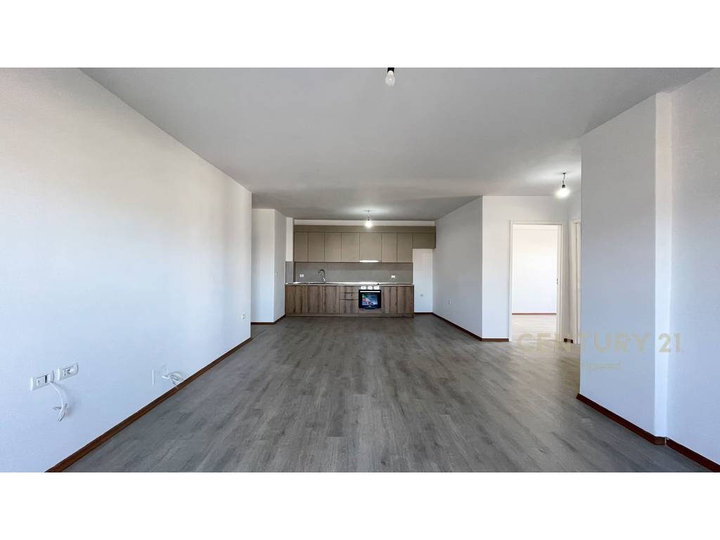 Apartament 3+1+2 Ne Rrugen 5 Maji per Qira.