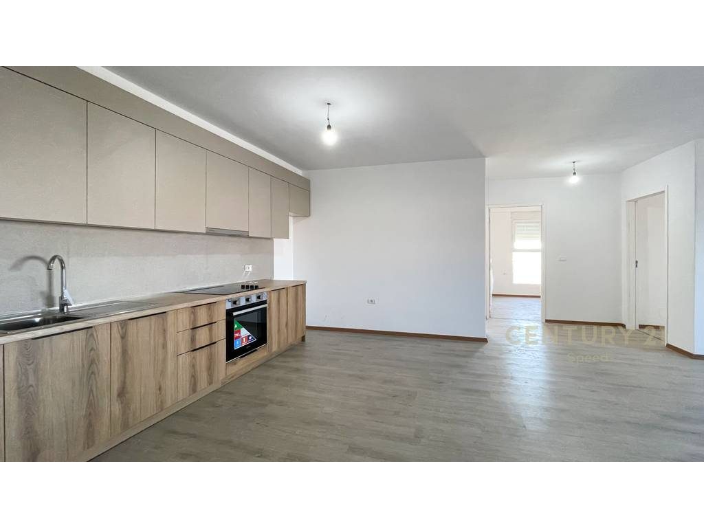 Apartament 3+1+2 Ne Rrugen 5 Maji per Qira.