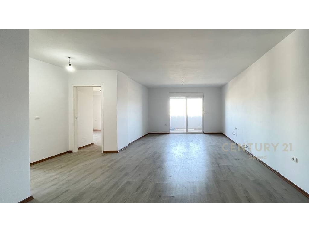 Apartament 3+1+2 Ne Rrugen 5 Maji per Qira.