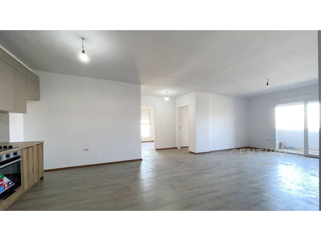 Apartament 3+1+2 Ne Rrugen 5 Maji per Qira.