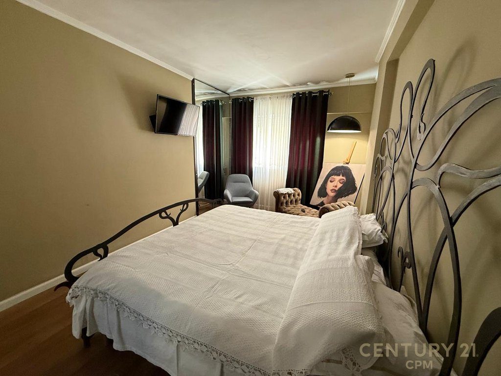 TE KOMUNA E PARISIT PRAN KRISTAL CENTER JAPIM APARTAMENT 2+1 ME QIRA