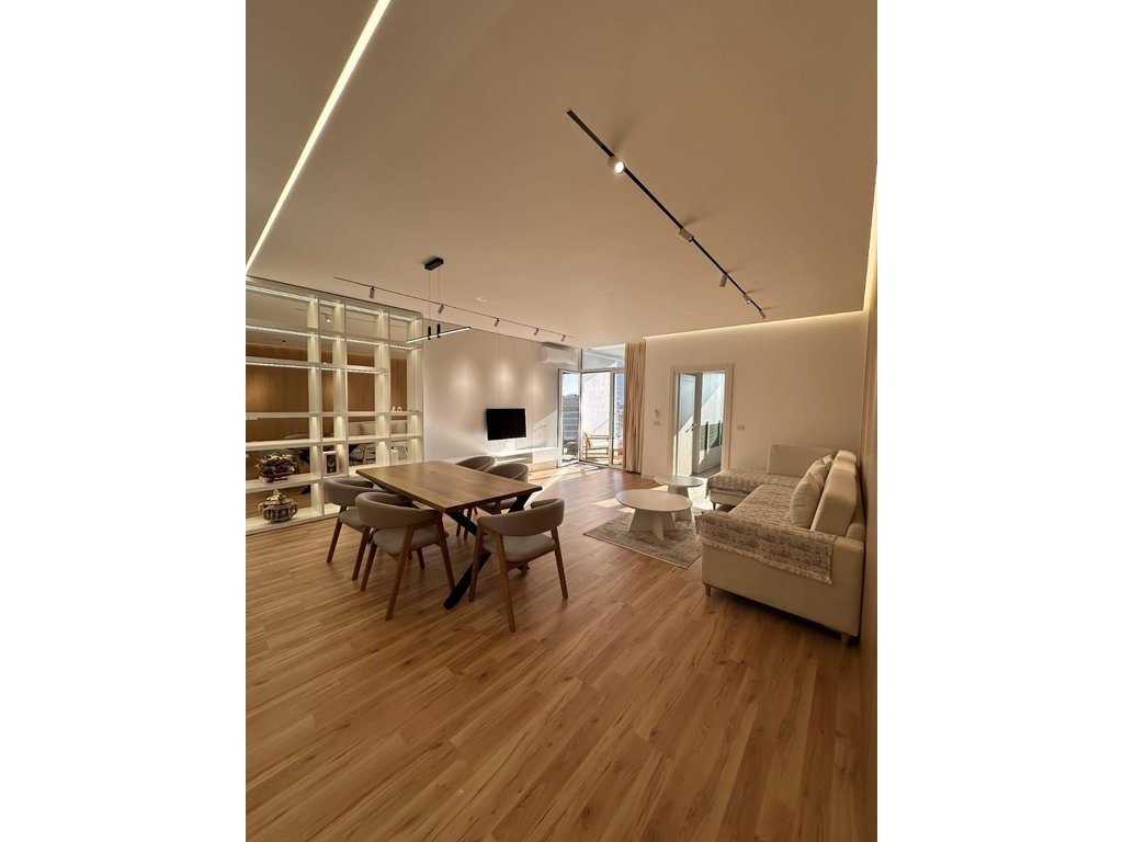APARTAMENT LUKSOZ PER QIRA NE SKELE,VLORE(I disponueshem prej muajit Shtator)!
