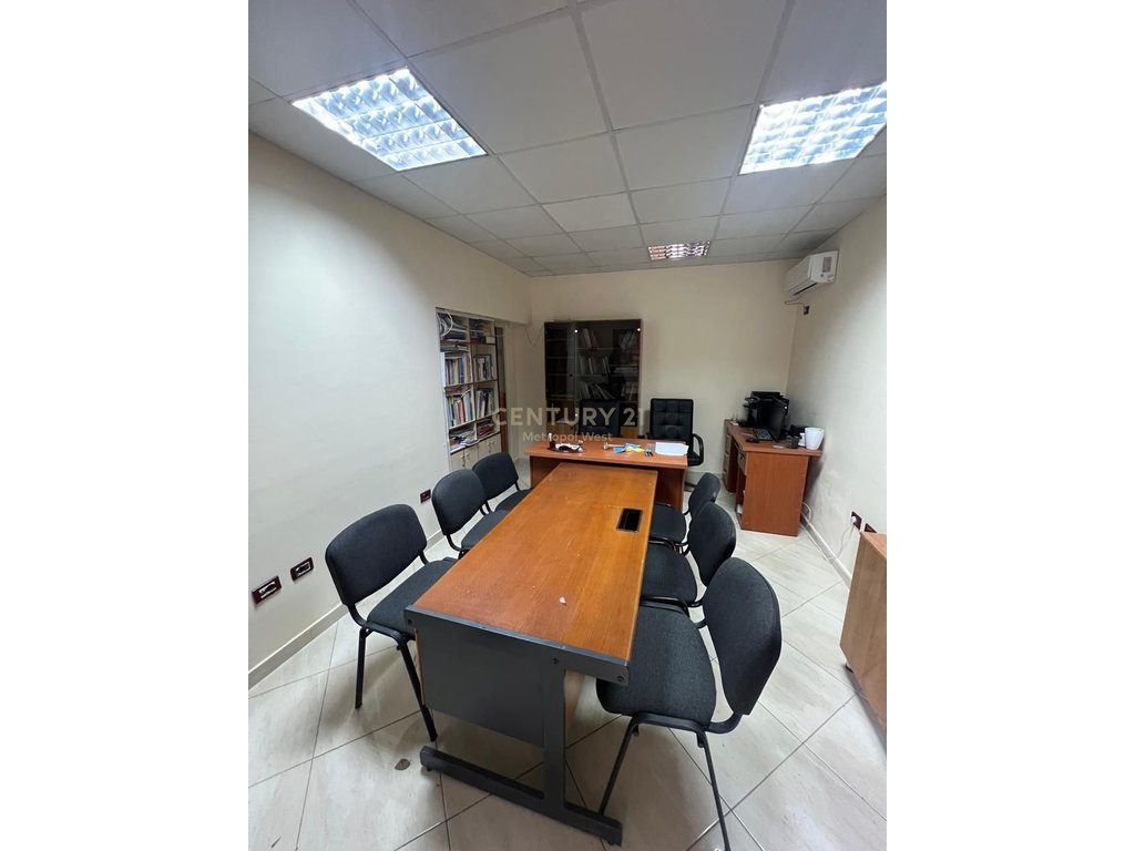 Disponojmë 2 Zyra dhe një apartament 1+1 Me Qira tek Bulevardi Zogu i Parë, Tiranë - 1200€ | 90 m²