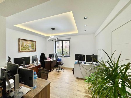 Disponojmë 2 Zyra dhe një apartament 1+1 Me Qira tek Bulevardi Zogu i Parë, Tiranë - 1200€ | 90 m²