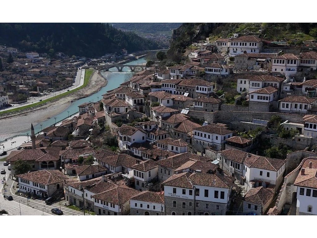 Shesim Hotel, shtëpi antike në lagjen Mangalem, Berat
