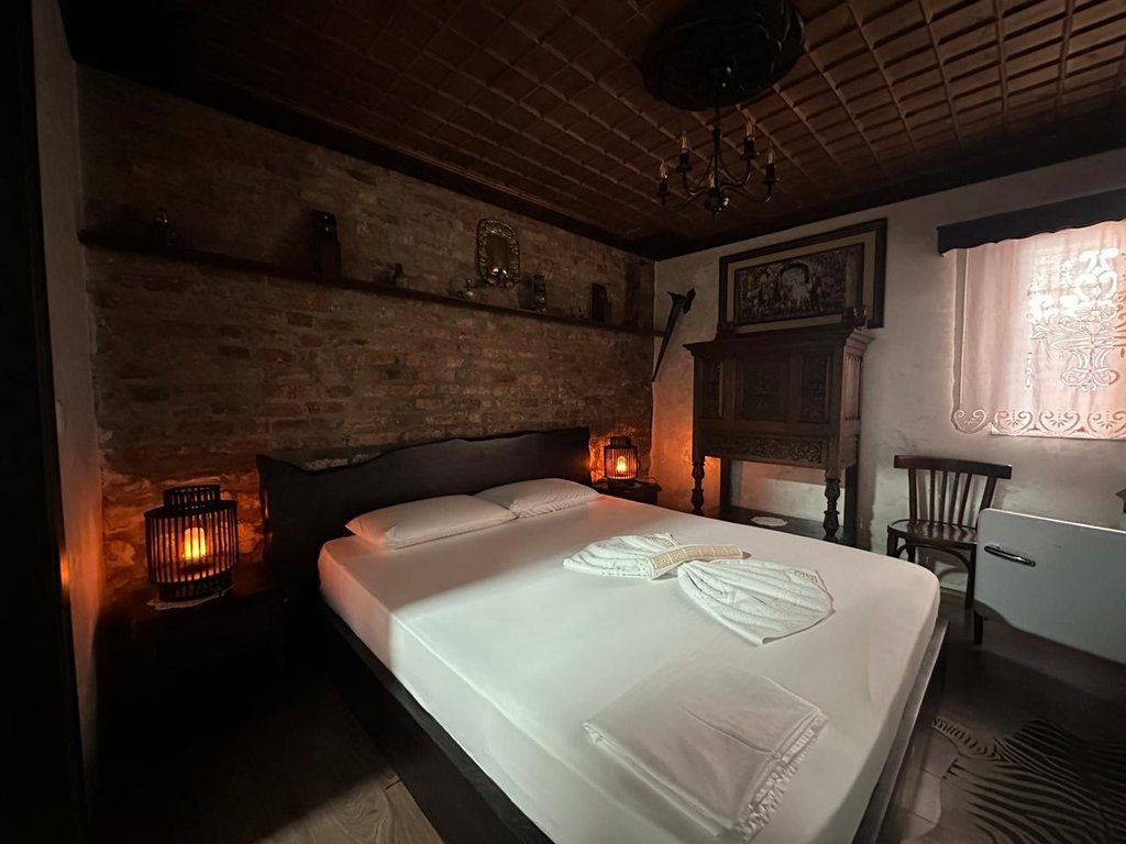Shesim Hotel, shtëpi antike në lagjen Mangalem, Berat