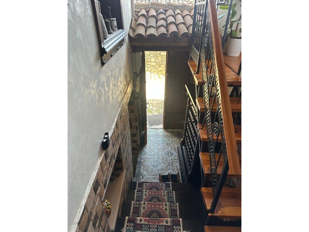 Shesim Hotel, shtëpi antike në lagjen Mangalem, Berat