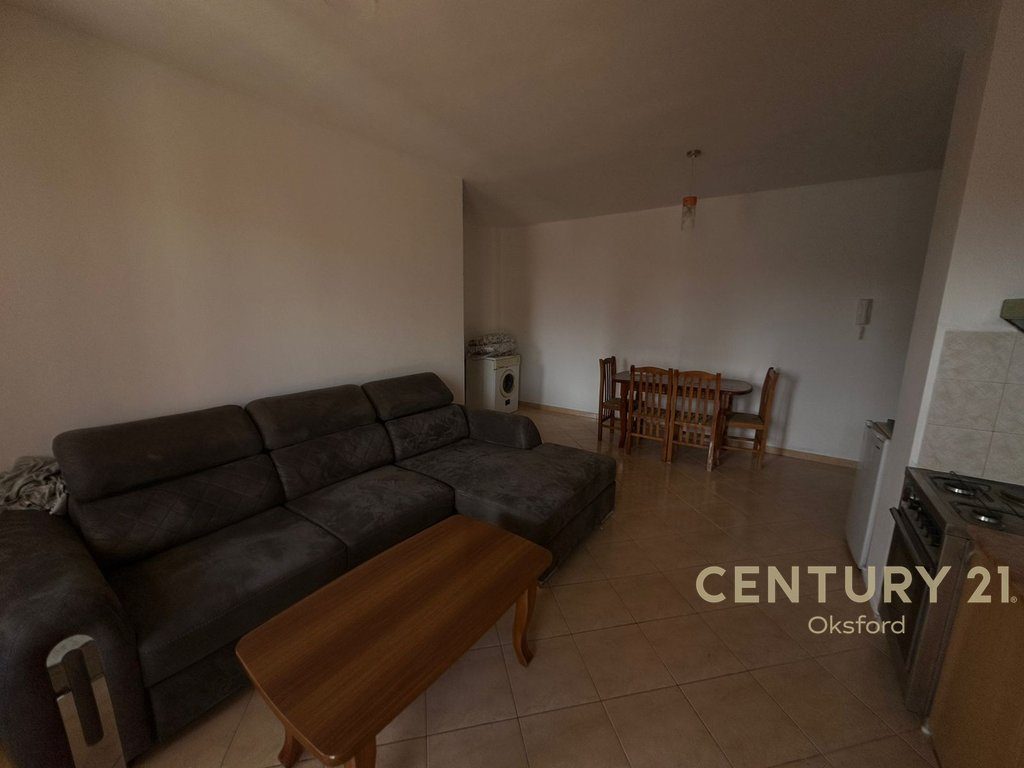 Apartament në Golem për shitje