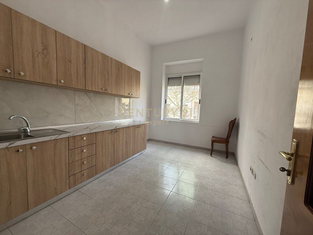 JAPIM ME QIRA APARTAMENT 3+1 PER ZYRA PRANE TAIWANIT !!