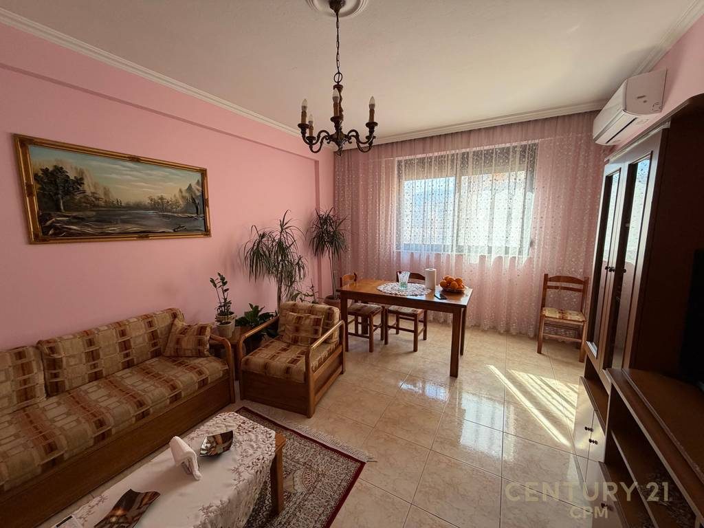 Apartament 3+1 per qira tek Komuna e Parisit!