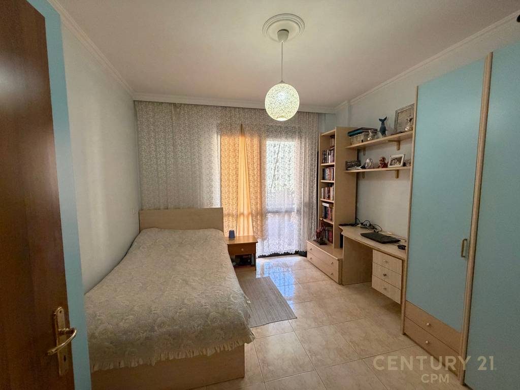 Apartament 3+1 per qira tek Komuna e Parisit!