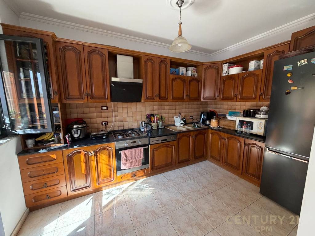 Apartament 3+1 per qira tek Komuna e Parisit!
