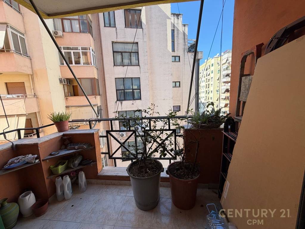 Apartament 3+1 per qira tek Komuna e Parisit!