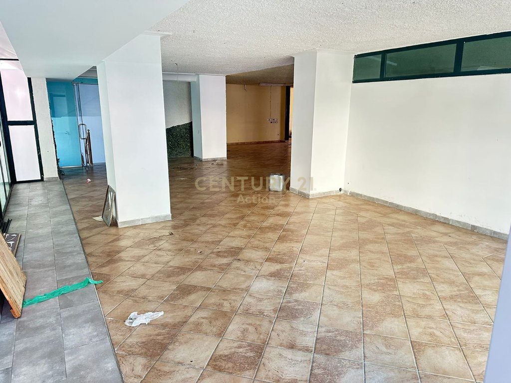 Disponojme per shitje Ambient Biznesi .
Ne rruge kryesore Vollga - Durres