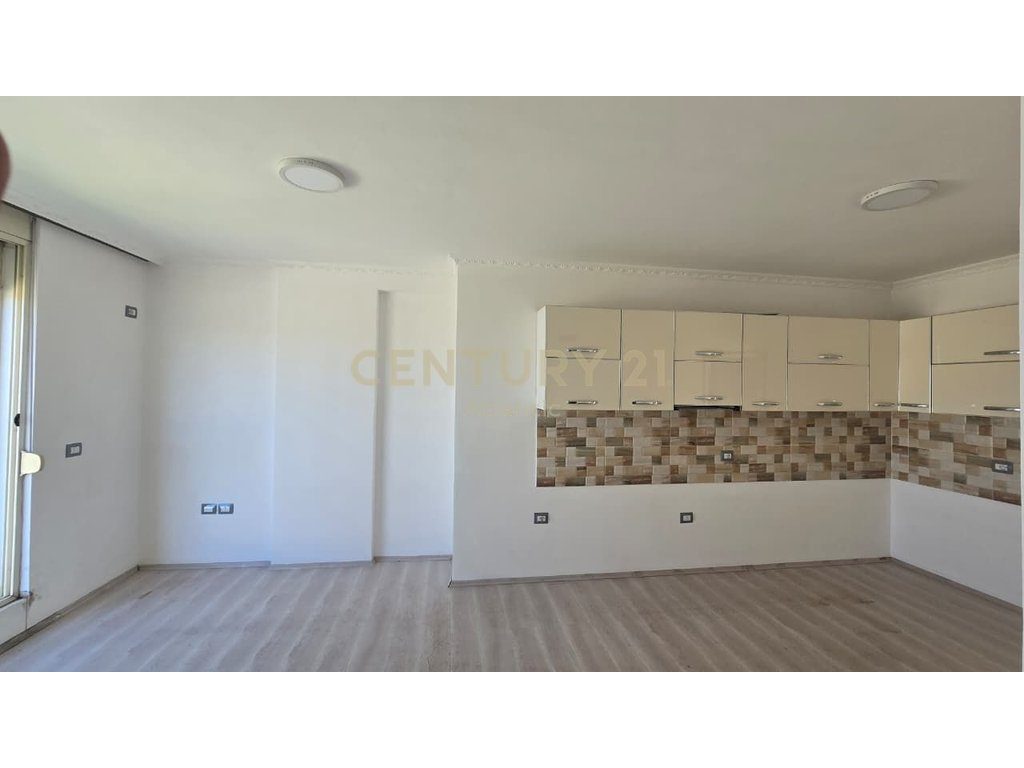 Apartament 2+1+2t në shitje Pranë Stadiumit, Durrës (Ish Fusha e Rërës)