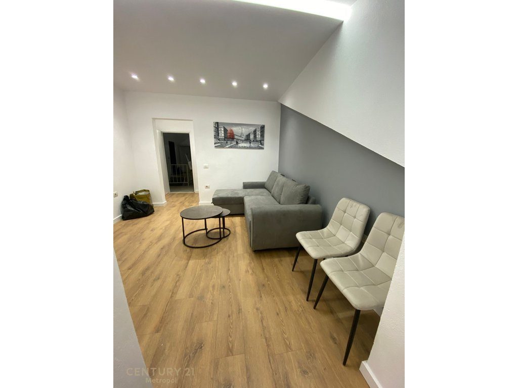 OFROJ PER QIRA APARTAMENT 1+1 NE RRUGEN MYSLYM SHYRI!