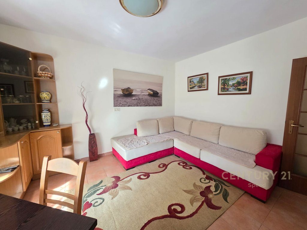 Apartament 2+1 me qira tek Pazari i Ri!