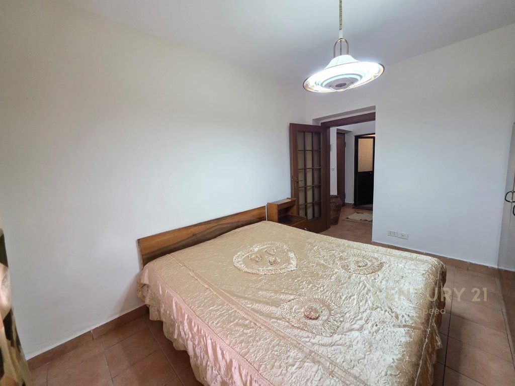 Apartament 2+1 me qira tek Pazari i Ri!
