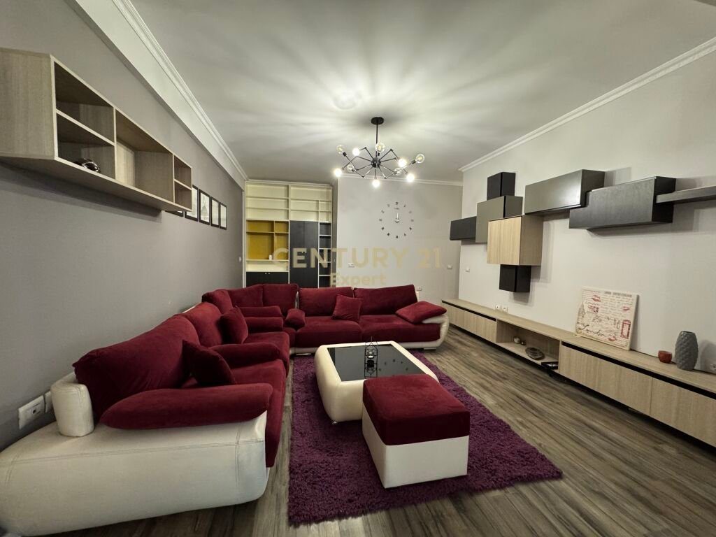 JAPIM ME QIRA APARTAMENT 1+1 ME VERANDE BUZE RRUGE KODRA E DIELLIT|KOPESHTI BOTANIK!