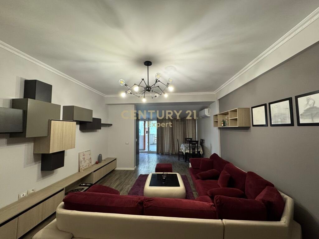 JAPIM ME QIRA APARTAMENT 1+1 ME VERANDE BUZE RRUGE KODRA E DIELLIT|KOPESHTI BOTANIK!