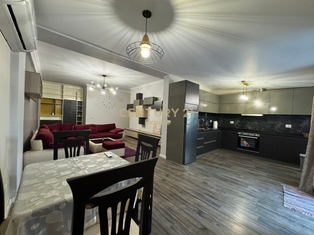 JAPIM ME QIRA APARTAMENT 1+1 ME VERANDE BUZE RRUGE KODRA E DIELLIT|KOPESHTI BOTANIK!