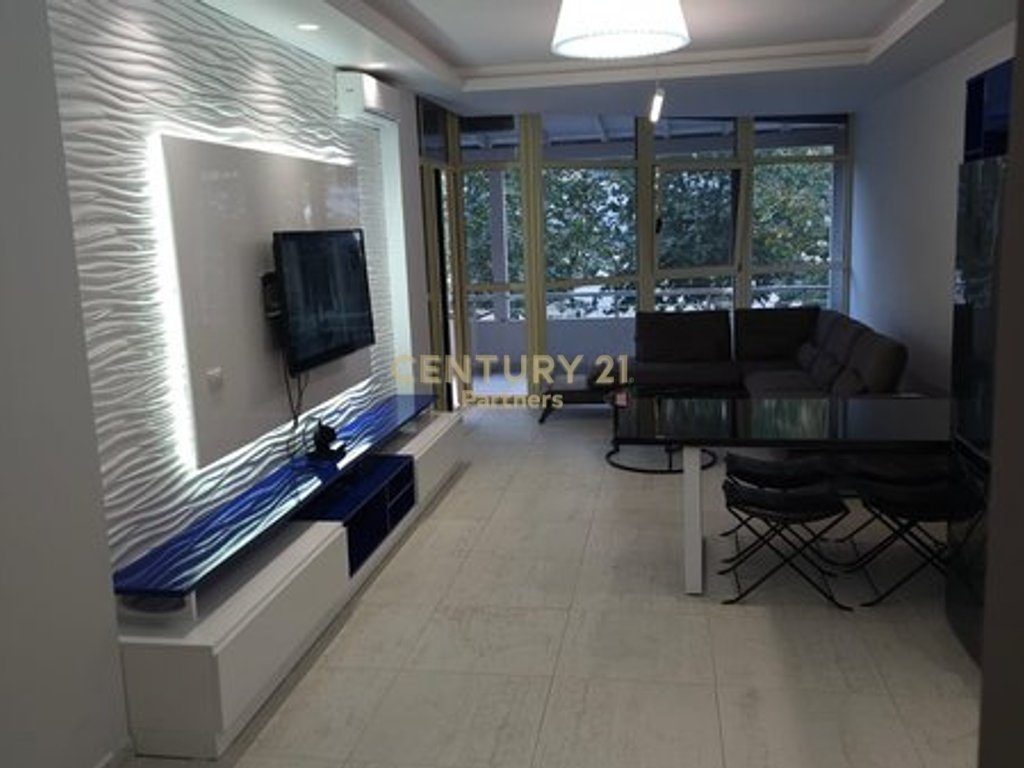 OKAZION SHITET APARTAMENT 2+1+2 & VERANDE NE VLORE-LUNGOMARE